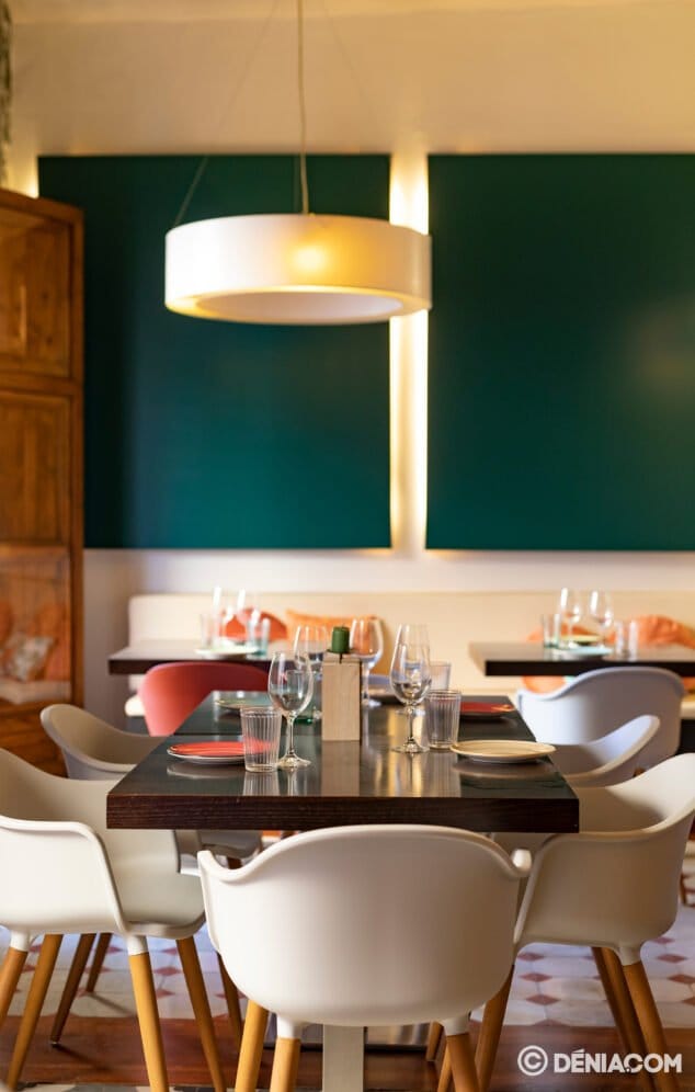 mesas sillas blancas la chula de cavallers