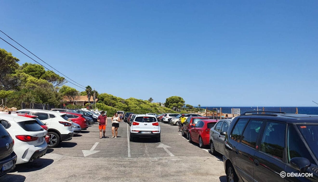 Parking lleno junto al Restaurante Mena