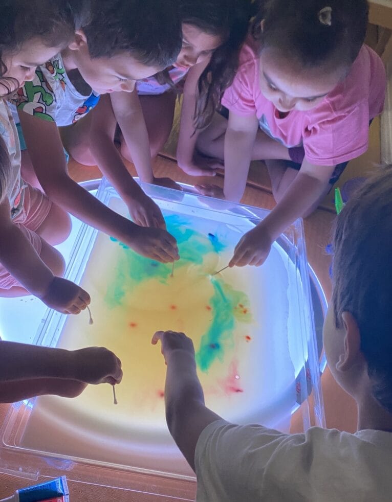 Pintura llamativa y lumniosa Escolanova