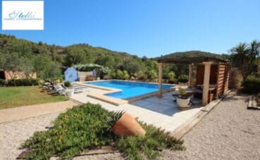 Piscina y pérgola en una casa de campo a la venta en Llíber – Stella Inmo Consulting