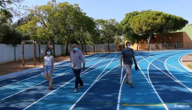 "La pista que Dénia merece" se presenta por primera vez tras finalizar la instalación 3 Imagen: Presentación de la pista de atletismo de Dénia