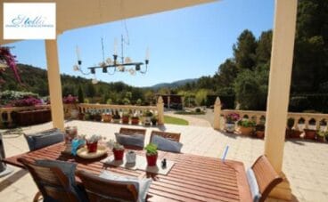 Terraza en una casa de campo a la venta en Llíber – Stella Inmo Consulting