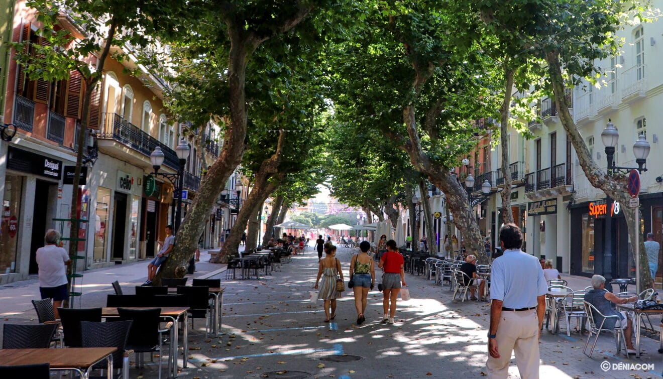 Terrazas y transeuntes en Marqués de Campo