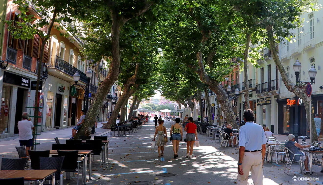 Terrazas y transeuntes en Marqués de Campo