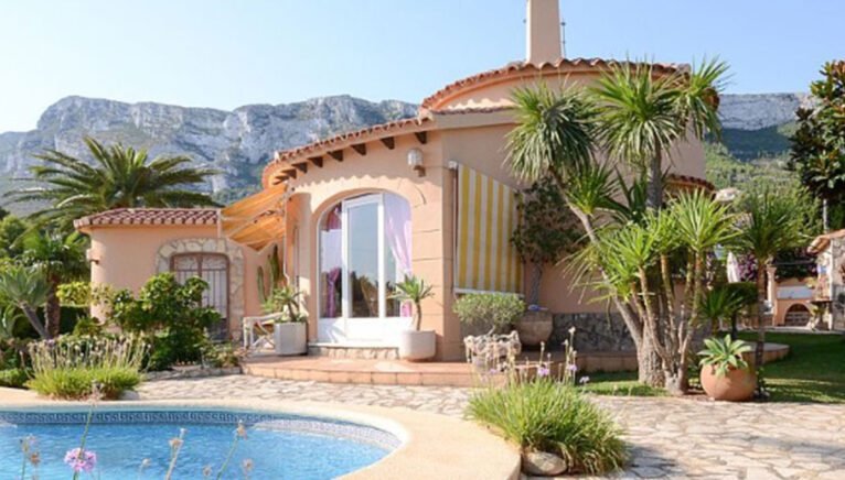 Exterior view of a chalet for sale in Dénia - Euroholding