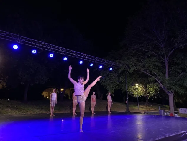 El festival ‘Dansant a la Marina’ conquista Torrecremada 2 actuacion en el festival dansant la marina 02