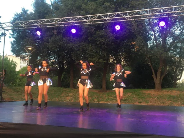 El festival ‘Dansant a la Marina’ conquista Torrecremada 3 actuacion en el festival dansant la marina 03