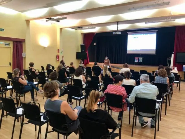 Medio centenar de personas participan en las charlas del programa 'Educant en el present' de Prevención de Adicciones 1 Imagen: Asistentes al programa 'Educant al present