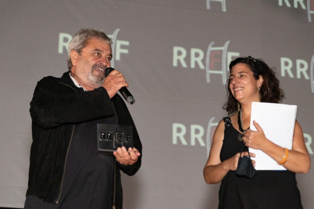Imagen: Carles Miralles luce su estatuilla tras el homenaje recibido por el Riurau Film Festival 2020 | Jordi Dominguis