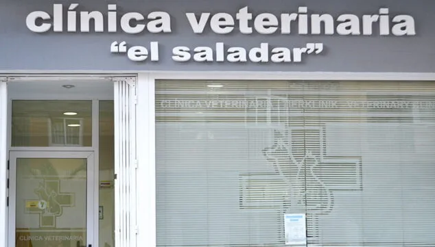 Oferta de un 20% menos si le pones el chip a tu perro en Clínica Veterinaria El Saladar 2 Imagen: Entrada de Clínica Veterinaria El Saladar