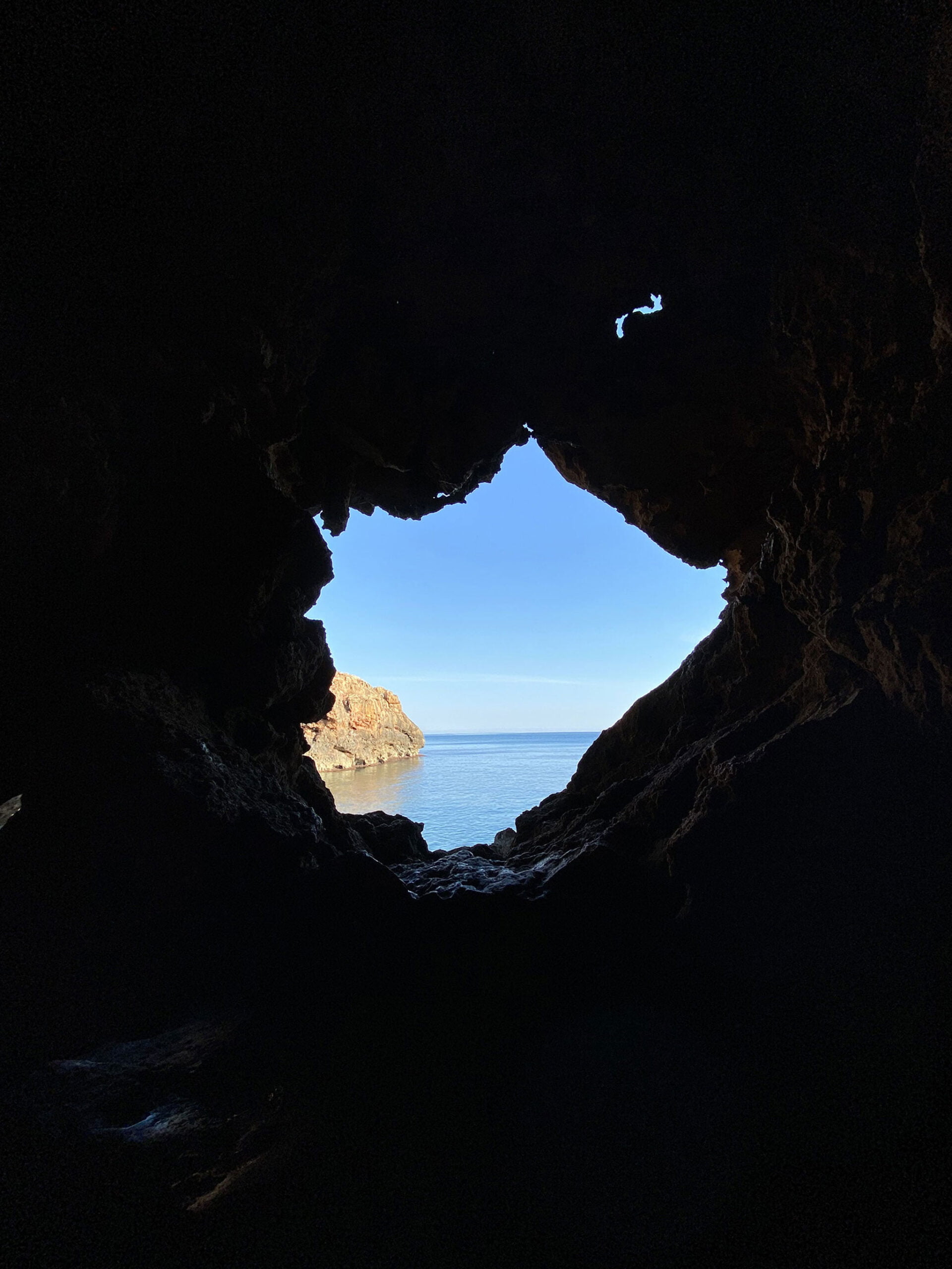 Imagen a contraluz desde el interior de la Cova Tallada