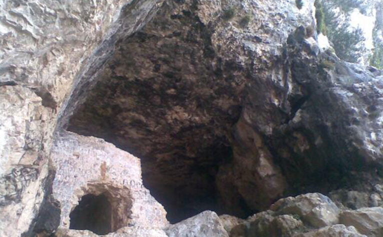 Cova de l'Aigua, en la cara norte del Montgó
