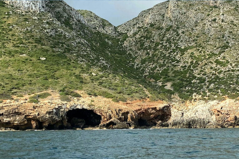 Vista de la Cova Tallada desde el mar