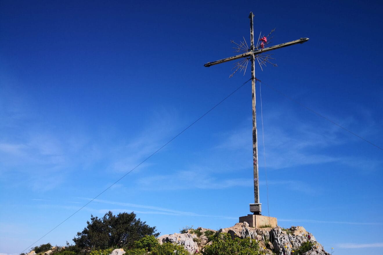 La Creueta del Montgó en el pedestal y sostenida por cables
