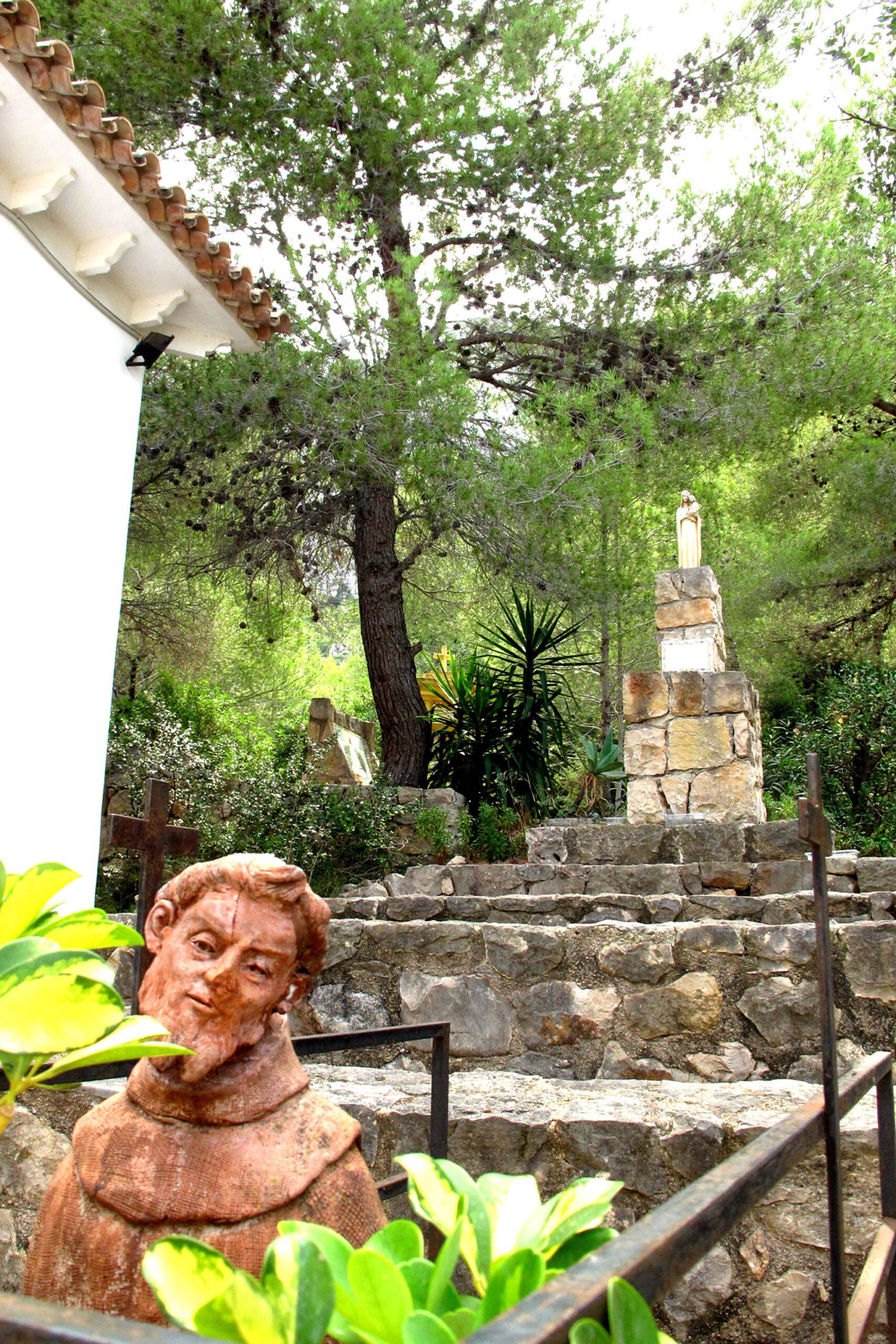 Detalle del exterior de la ermita del Pare Pere | Imagen: Tino Calvo