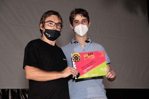 Imagen: El ganador absoluto de la Maratón Riurau Express y mejor cortometraje de la Escola de Cinema Riurau (exaequo), Jordi Dominguis (a la Izquierda) con uno de sus actores | Jordi Dominguis