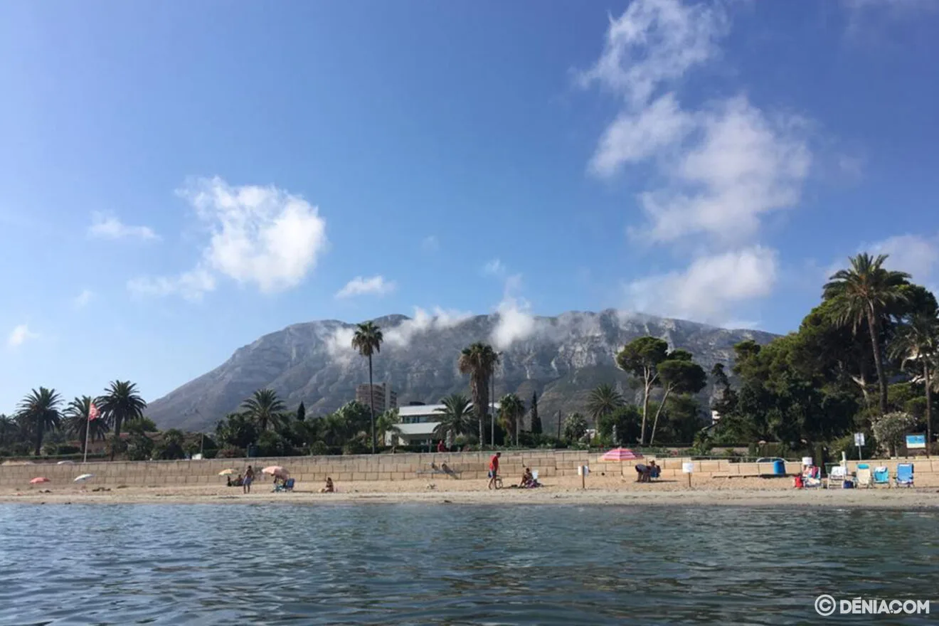 El Montgó visto desde la playa de la Marienta Cassiana, en Dénia