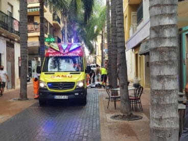 el samu acude atender al herido en la calle loreto
