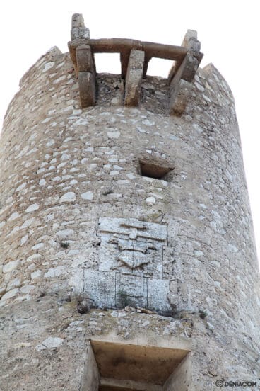 Escudo en el frente marítimo de la Torre del Gerro de Dénia