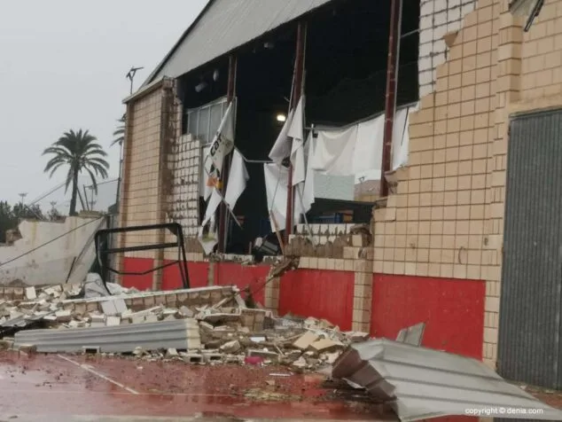 Las heridas aún visibles de los dos últimos grandes temporales 1 Imagen: Fachada del pabellón tras la DANA de 2019