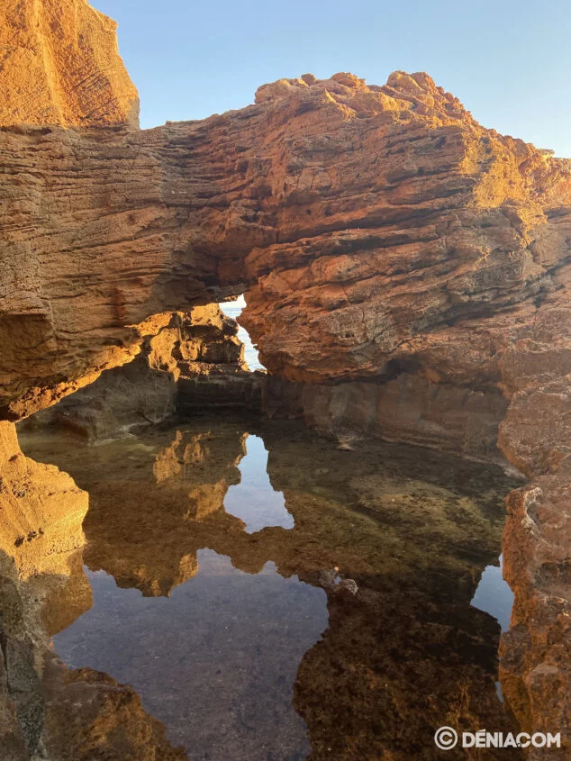 Imagen: Formaciones rocosas en la Cova Tallada