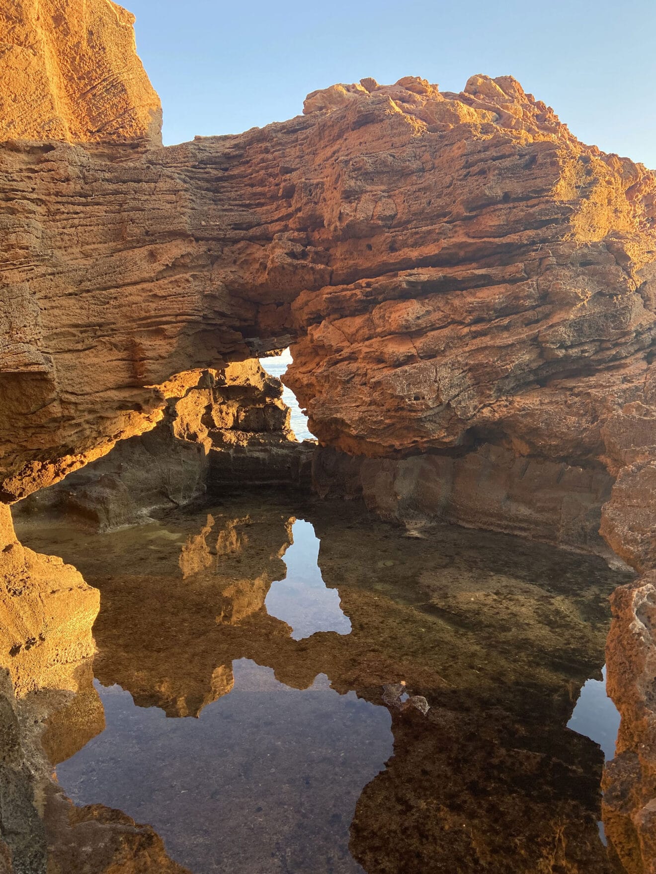 Formaciones rocosas con piscinas naturales en la Cova Tallada