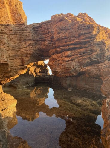 Formaciones rocosas con piscinas naturales en la Cova Tallada