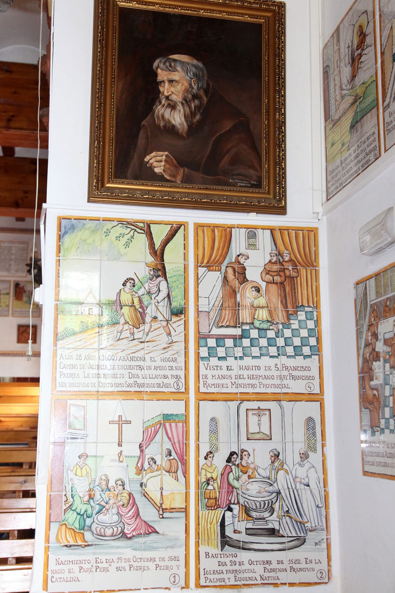 Imágenes en el interior de la ermita del Pare Pere en Dénia | Imagen: Tino Calvo