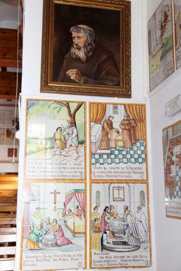 Imágenes en el interior de la ermita del Pare Pere en Dénia | Imagen: Tino Calvo