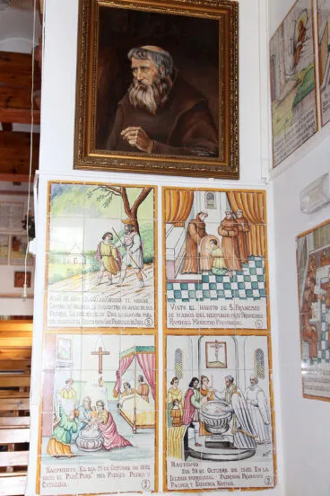 Imágenes en el interior de la ermita del Pare Pere en Dénia | Imagen: Tino Calvo