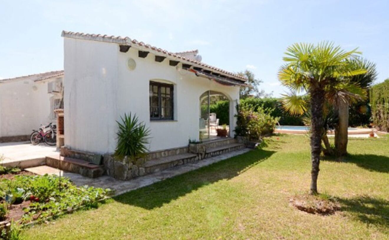 Jardín de un chalet en venta en Las Marinas en Dénia - Euroholding