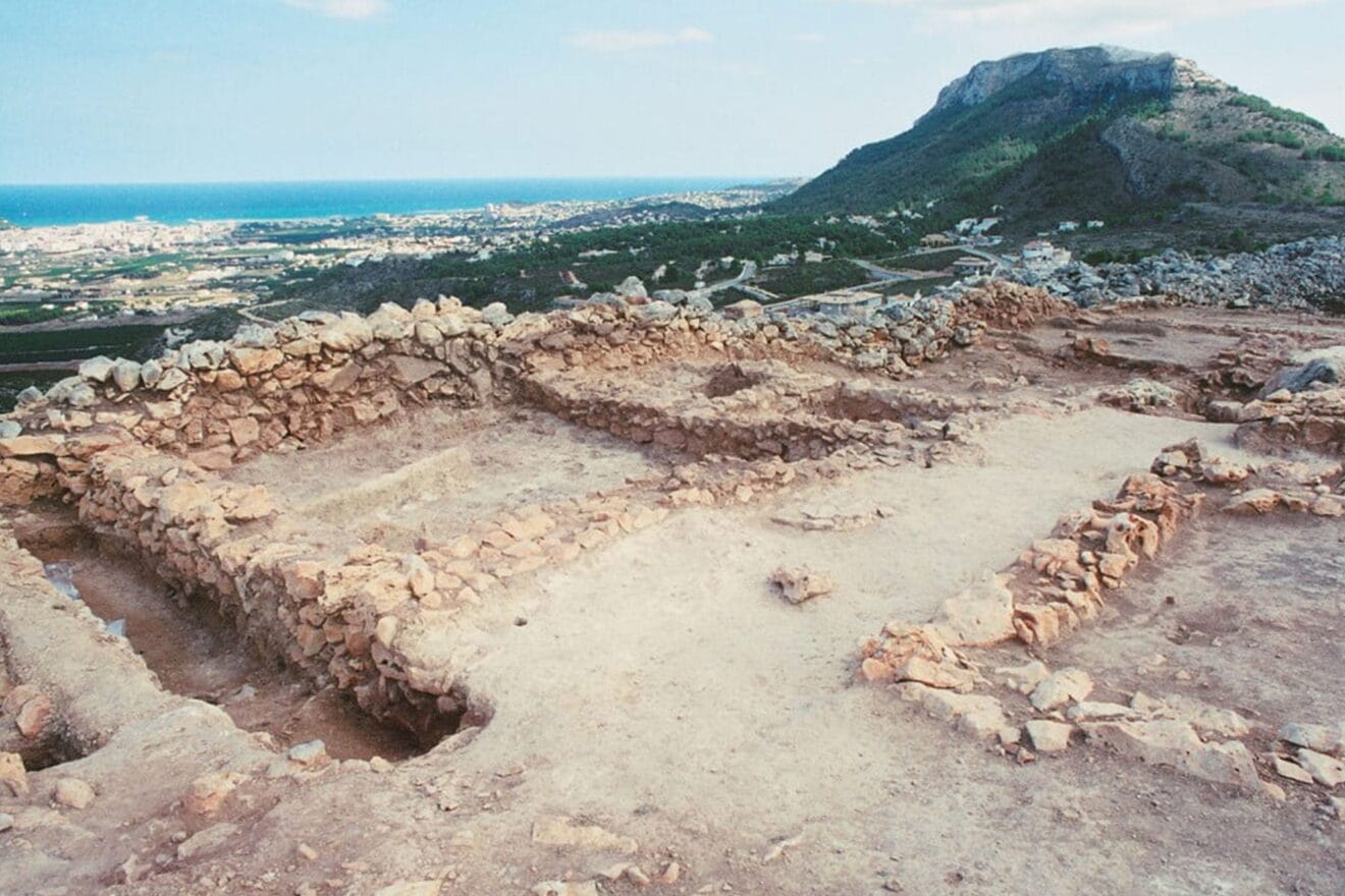 Yacimiento íbero de l'Alt de Benimaquia, con la cumbre del Montgó al fondo