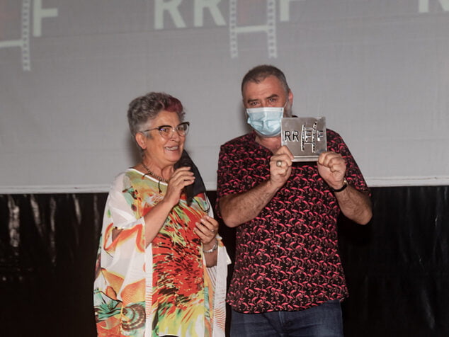 Imagen: Max Lemke recogiendo el premio en Dénia como Mejor Director de Cortometraje | Jordi Dominguis