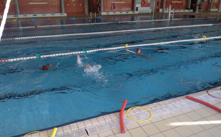 Distancia de seguridad dentro del agua en los cursos de natación de Centro Deportivo Dénia