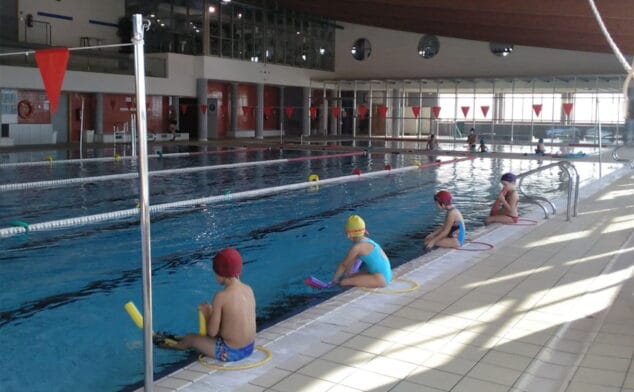 Imagen: Distancia de seguridad fuera del agua en los cursos de natación de Centro Deportivo Dénia