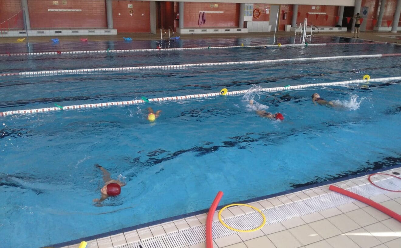 Medidas de seguridad dentro del agua en los cursos de natación de Centro Deportivo Dénia