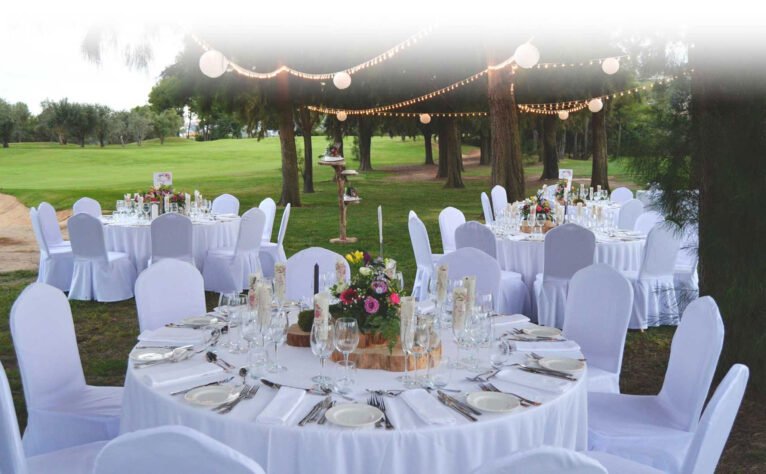 Mesas para el banquete decoradas y preparadas -  Hotel Dénia Marriott La Sella Golf Resort & Spa