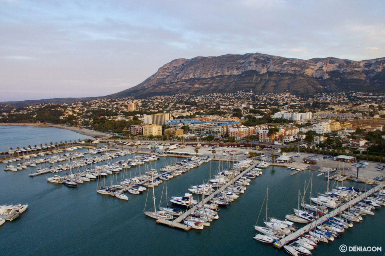 Vista del Montgó en su vertiente de Dénia, con los amarres del Club Náutico