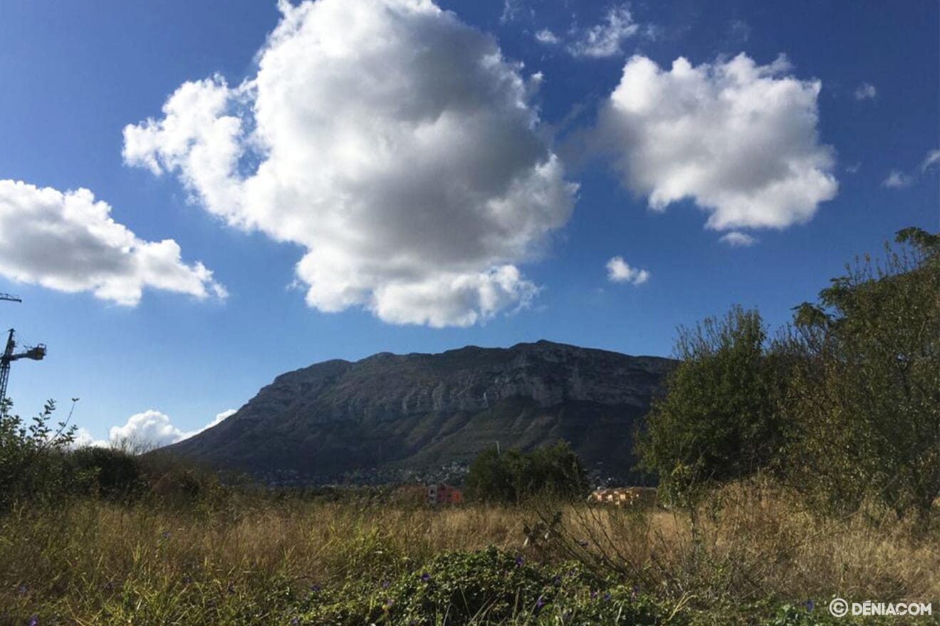 Nubes sobre el Montgó, en su cara dianense