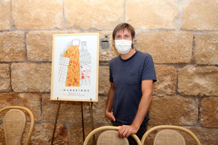 Paco Roca junto al cartel del aniversario de Els Magazinos | Tino Calvo