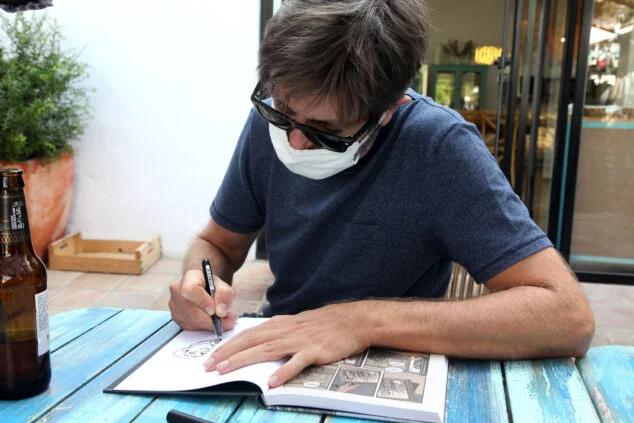 Imagen: Paco Roca, premio Eisner 2020, firmando una de sus obras en Els Magazinos | Tino Calvo