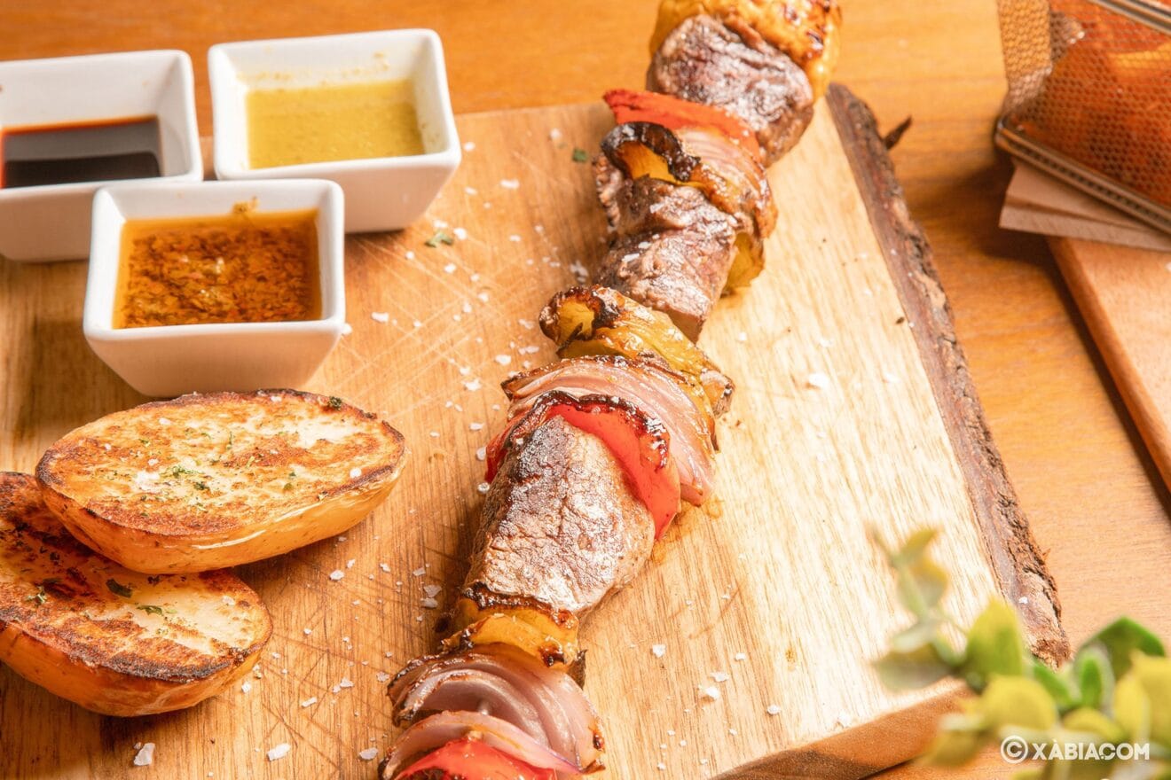 Pinchos de pollo con salsa saté y patatas fritas - Restaurante Ammos