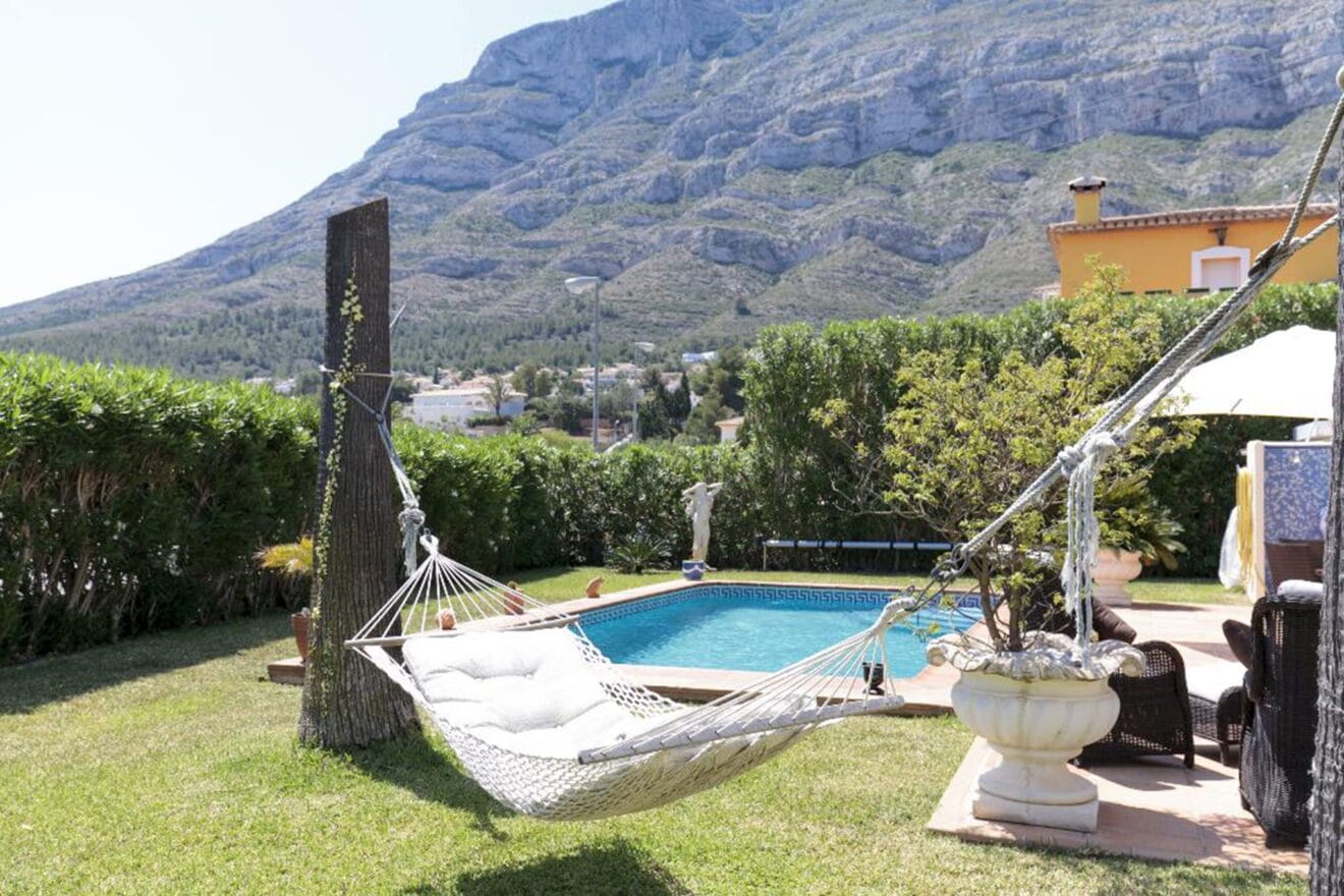 Piscina y tumbona en una casa en alquiler vacacional en Dénia - Quality Rent a Villa