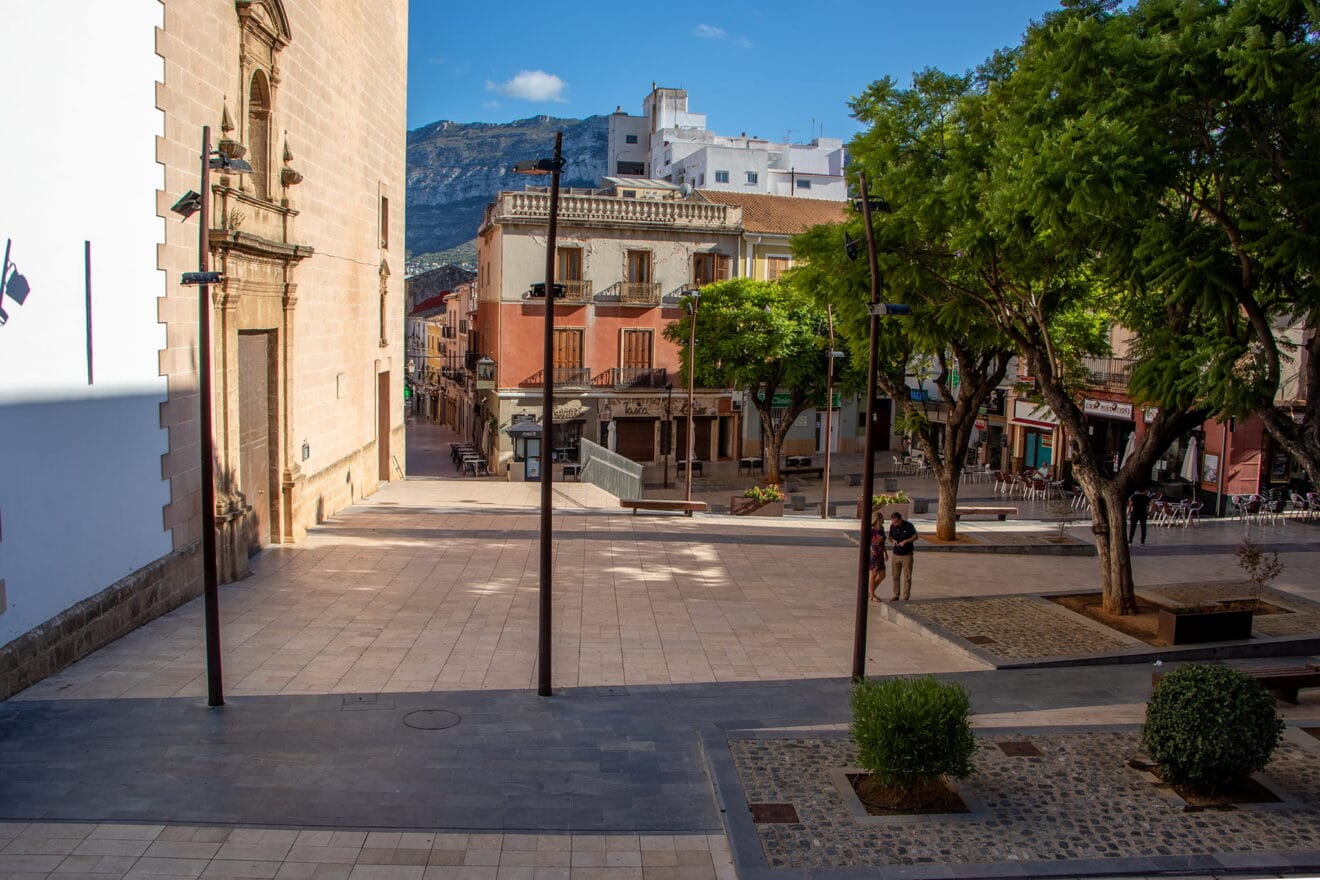 Plaza de la Constitució frente al ayuntamiento de Dénia
