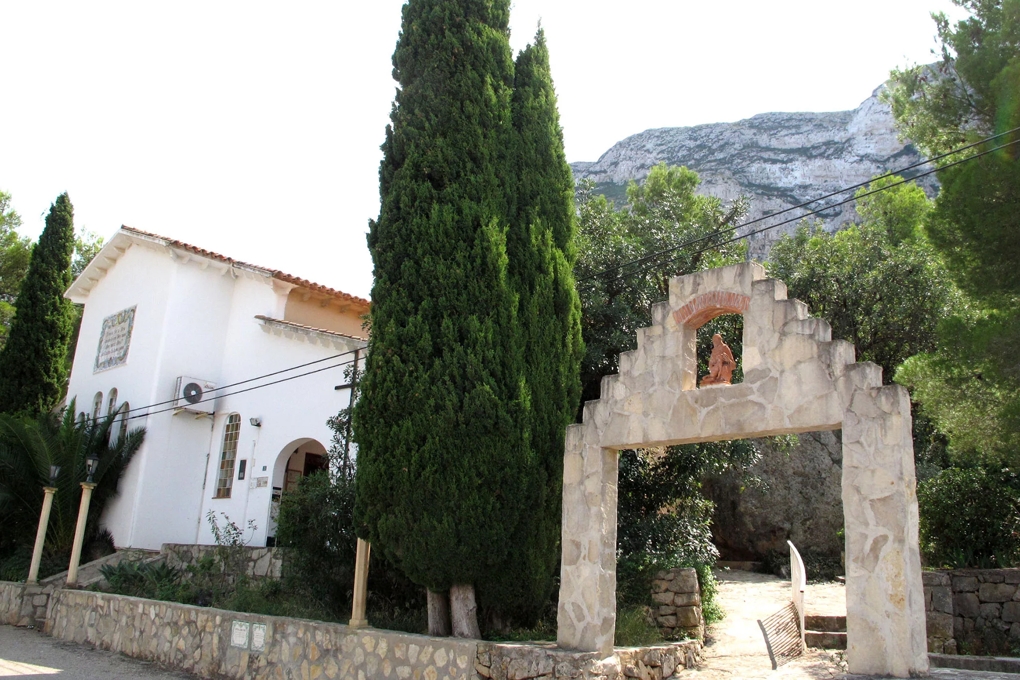 Portal exterior de la ermita del Pare Pere en Dénia | Imagen: Tino Calvo