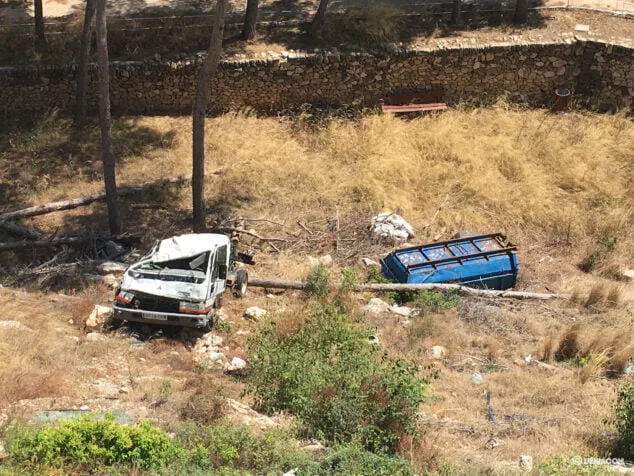 Las heridas aún visibles de los dos últimos grandes temporales 4 Imagen: Restos de la furgoneta y el remolque durante esta semana en el castillo