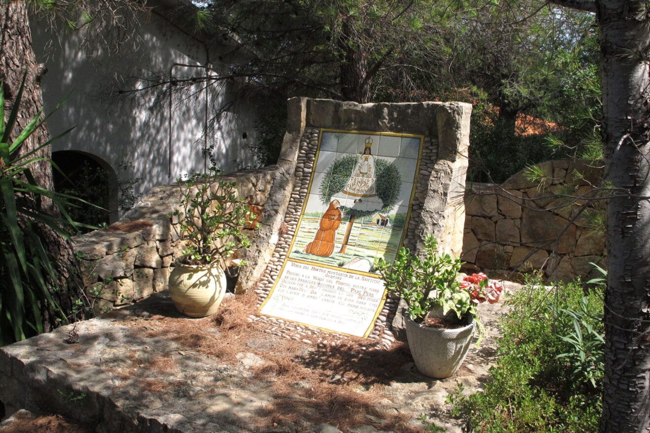 Rincón en el exterior de la ermita del Pare Pere | Imagen: Tino Calvo