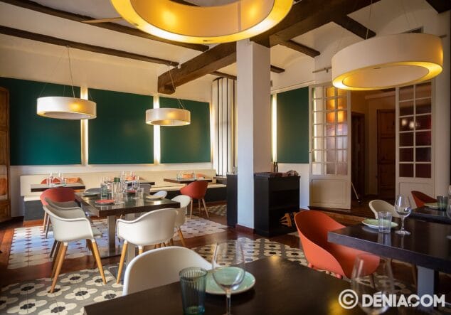 Imagen: Salón con mesas en La Chula de Cavallers