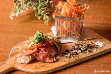 Secreto ibérico con salsa de ratafía y chips de boniato – Restaurante Ammos