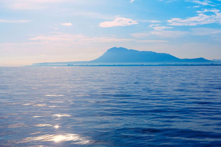 Het silhouet van Montgó vanaf de zee (Bron: Shutterstock Image Bank)